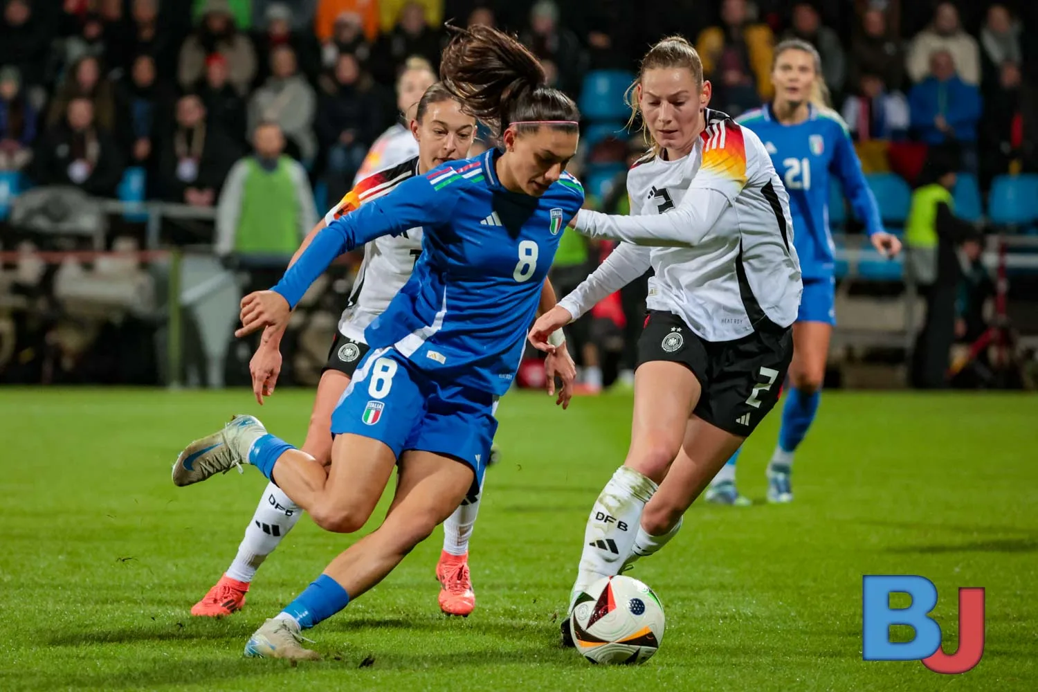 Fußball-Trophäen vereint – Spanien laut TU Favorit