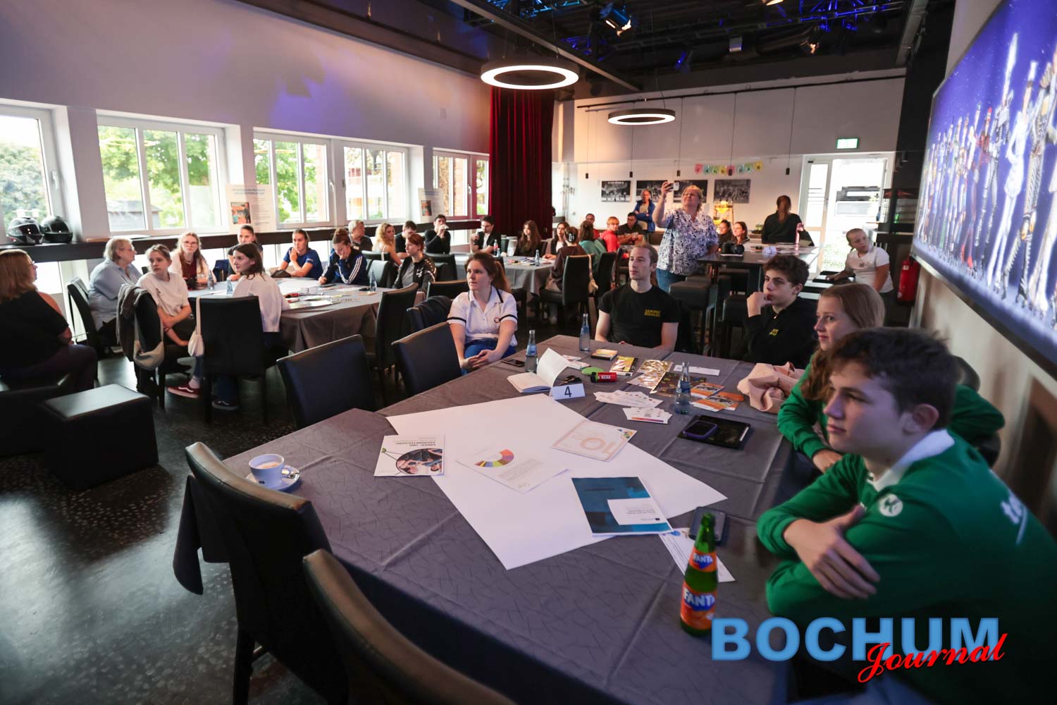 Jugendliche diskutieren mit Politik in Bochum