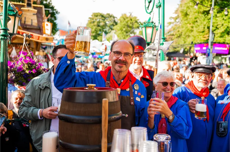 „‚Auf ein gutes und friedliches Heimatfest‘. Mit dem Fassanstich eröffnete Bürgermeister Stephan Langhard das Schwelmer Heimatfest 2025“ / Foto: Stadtverwaltung Schwelm, Darline Wolf Schwelmer Heimatfest 2025 eröffnet