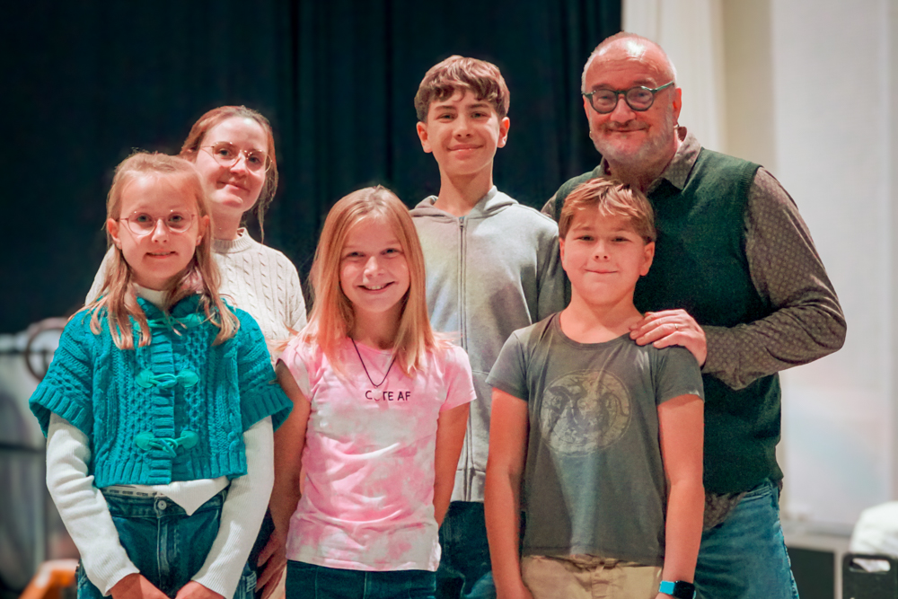 Sie führen das Kindermusical auf: (von links) Hellen Junge, Annika Müller, Hannah Eichler, Bennik Flühr, Saúl Moreno Brödermann und Michael Grimm. Der kleine Alexander von Humboldt erklärt den Wasserkreislauf im Werkhof Hohenlimburg