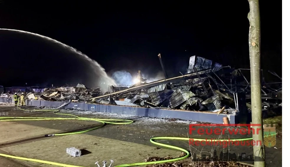 Vollbrand einer Trampolinhalle in Recklinghausen