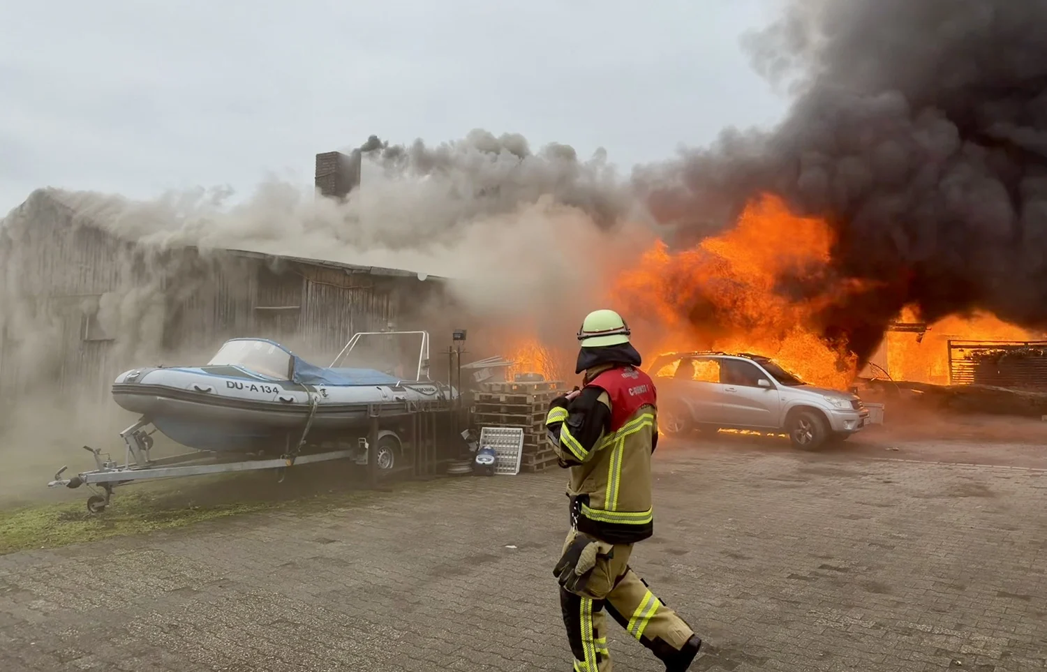 Großbrand in Frillendorf: Halle eines Holzbetriebs brennt vollständig aus
