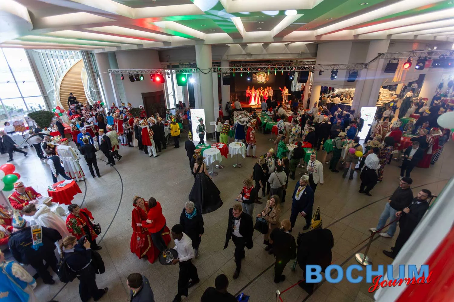 Närrischer Landtag: Prinzenpaare und Dreigestirne zu Gast im NRW-Parlament