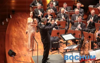 Musikkorps der Bundeswehr gemeinsam mit Sängerin Susan Albersd und Dirigent Oberstleutnant Timor Oliver Chadik (Foto: Jenny Musall)